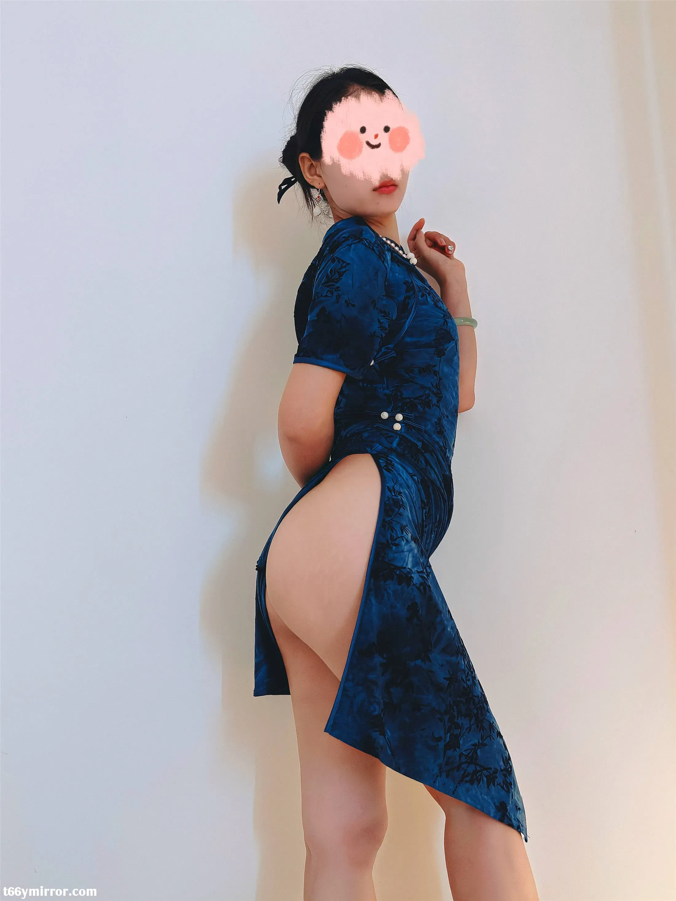 [原创]柳腰肥臀的人妻第一次露面；这个旗袍风很养眼，狼友们的评论妻子会看且回复！[23P]